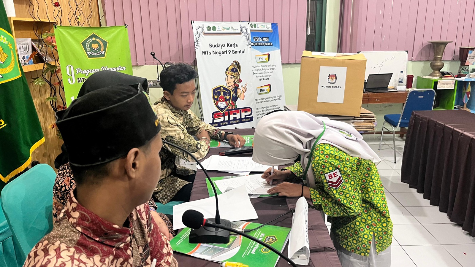 Jaga Transparansi Pemilos, Saksi Paslon dan KPPS MTsN 9 Bantul Tandatangani Berita Acara